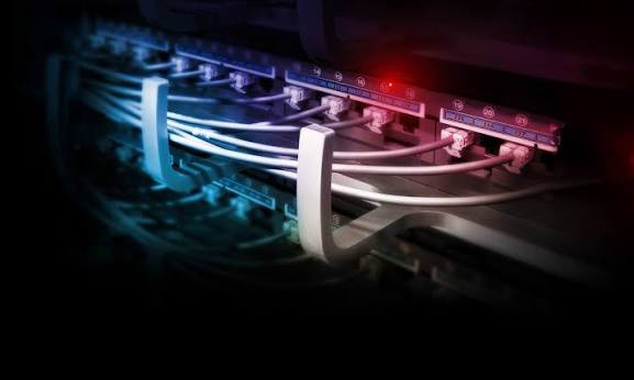 Panel de comunicaciones con cableado de red y un indicador LED rojo